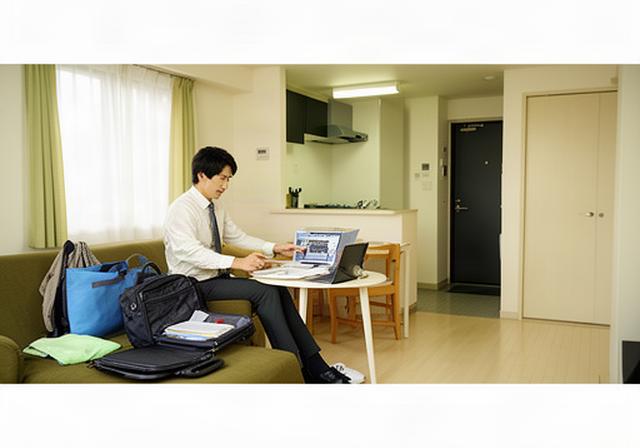 東松山市のアパート室内で仕事道具を置き清掃を依頼する単身サラリーマンの暮らし