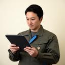 鍵管理と作業報告を担当するスタッフがタブレットを見ている